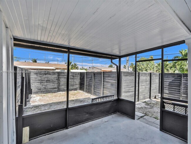 Building Photo - 708 N 20th Ave