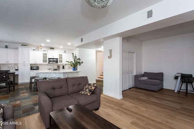 Building Photo - 11015 W Laurelwood Ln