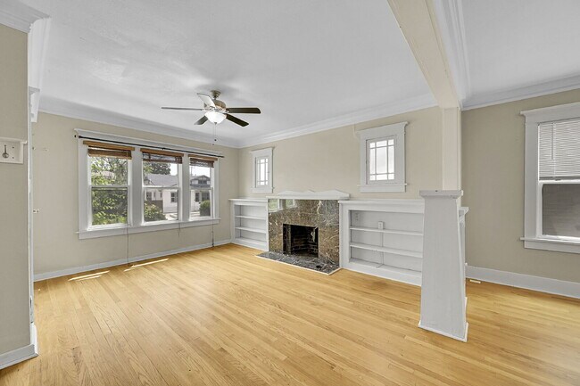 Building Photo - $3,400.00, 4 bed, 3 bed, located in Denver...