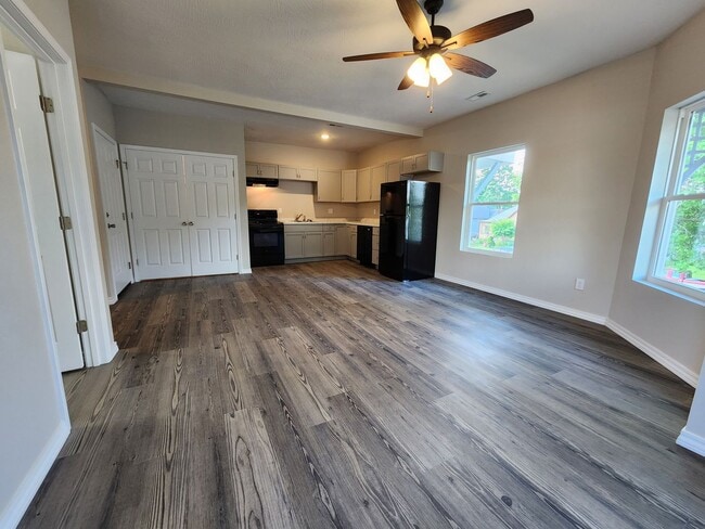 Building Photo - Spacious 2-Bedroom, 1-Bathroom Home AVAILA...