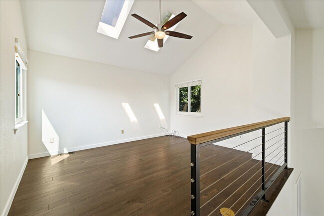 Building Photo - Amazing 4 bedroom, 3 bath home right by St...