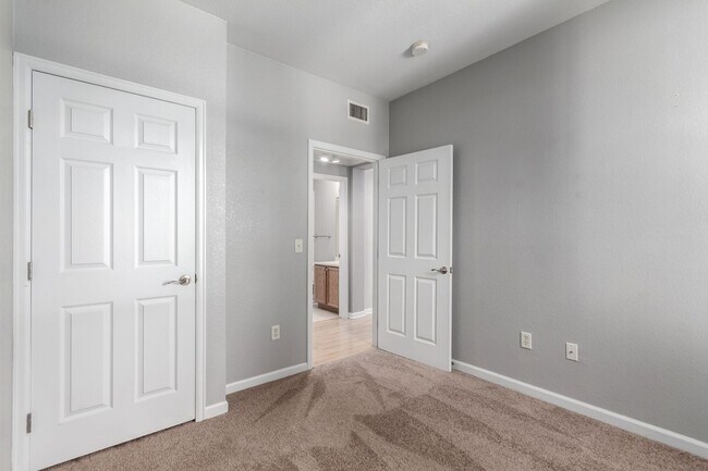 Building Photo - 2BD, 2BA City Park West Condo with 2 Garag...
