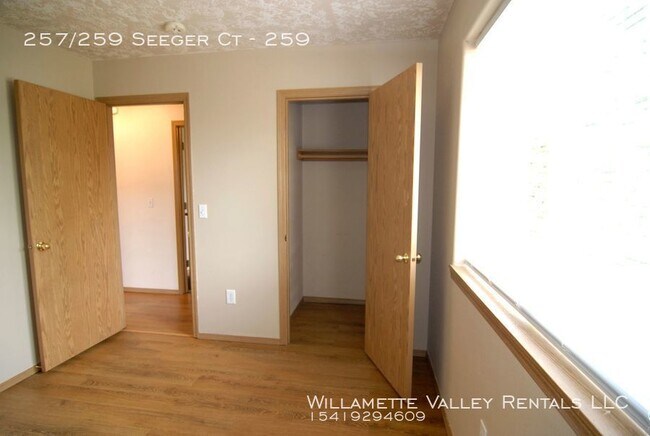 Building Photo - Nice S Salem duplex