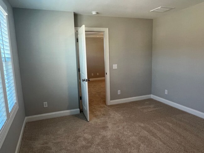 Building Photo - 3 Bedroom Townhouse in Washington Square!-...