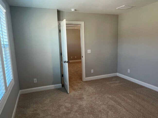 Building Photo - 3 Bedroom Townhouse in Washington Square!