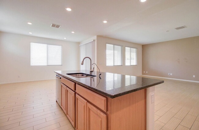 Building Photo - 1106 E Regent Dr