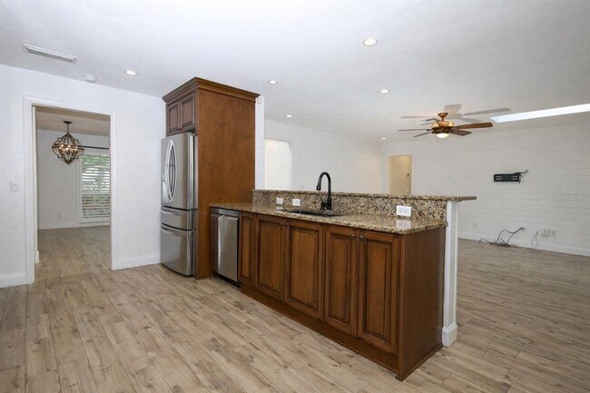 Building Photo - 411 Valencia Cir