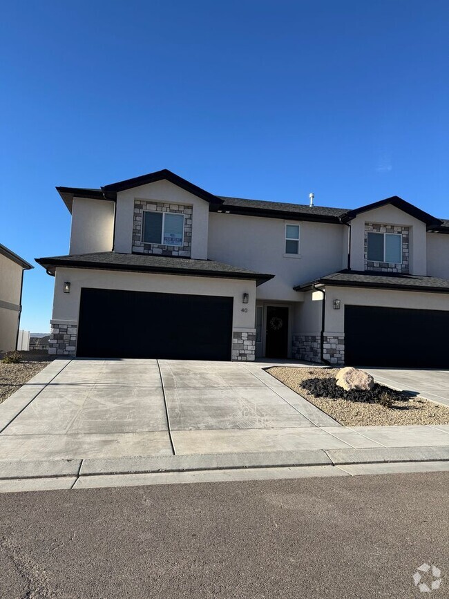 Building Photo - Three Bedroom Townhouse End Unit