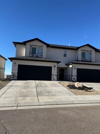 Building Photo - Three Bedroom Townhouse End Unit