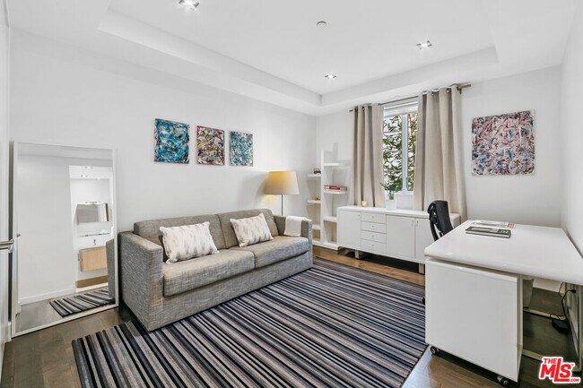 Building Photo - 443 N Palm Dr