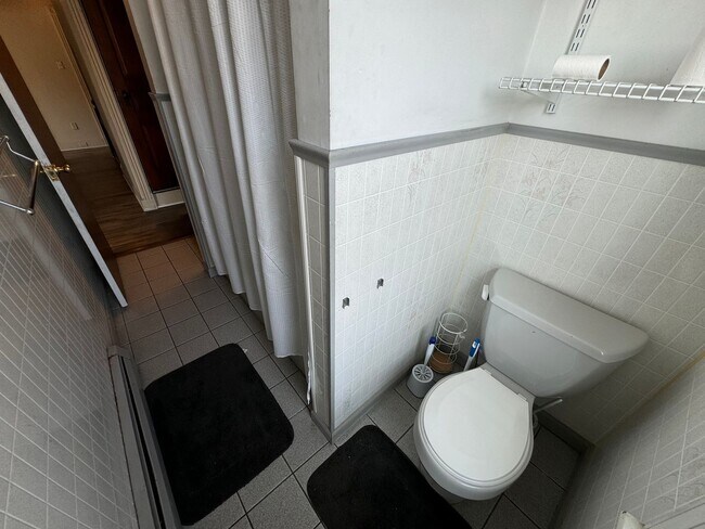 Building Photo - THREE BEDROOM/ONE BATH TWIN