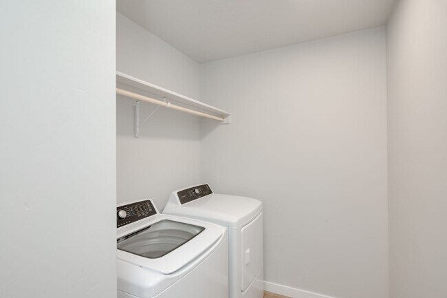 Building Photo - Incredible Townhomes. You’re New Home is Waiting.