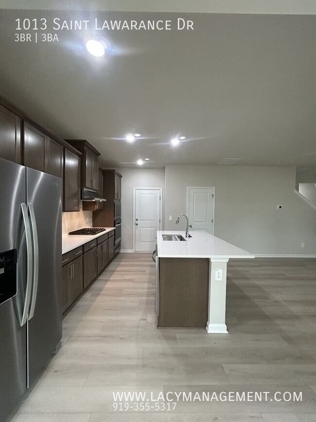 Building Photo - 1013 St Lawrence Dr