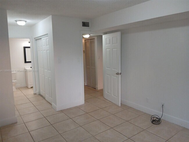 Building Photo - 10420 SW 158th Ct