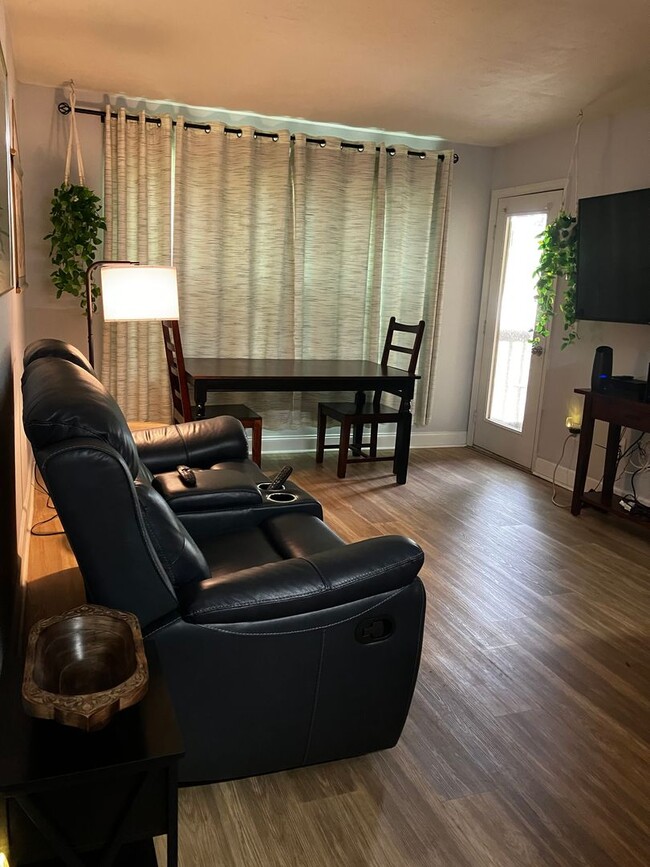 Building Photo - Gorgeous condo in the beautiful Preserves ...