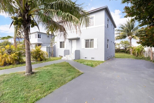 Primary Photo - 2323 NW 15th St