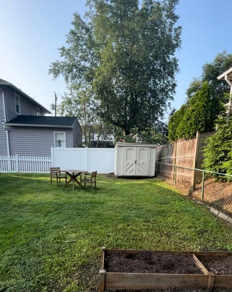 Building Photo - 306 Russell Rd