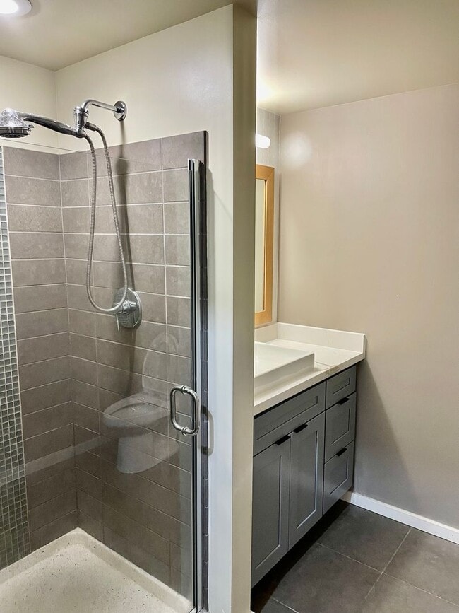 Building Photo - $2000.00 rent credit available, TOP FLOOR PENTHOUSE, Views Galore!!!