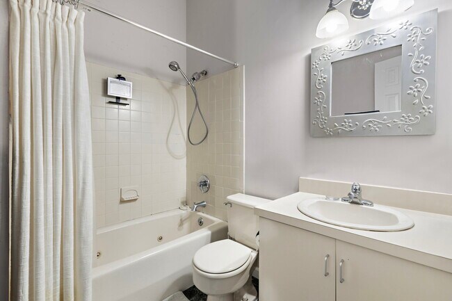 Building Photo - 222 Clinton St