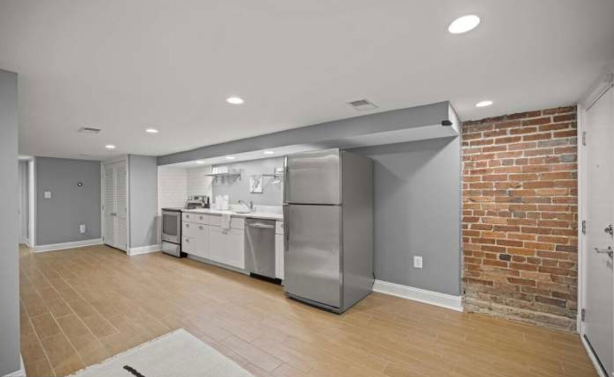 Building Photo - 126 Bryant St NW