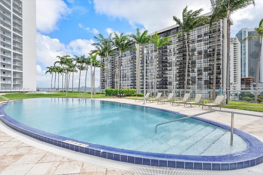 Building Photo - 601 NE 36th St