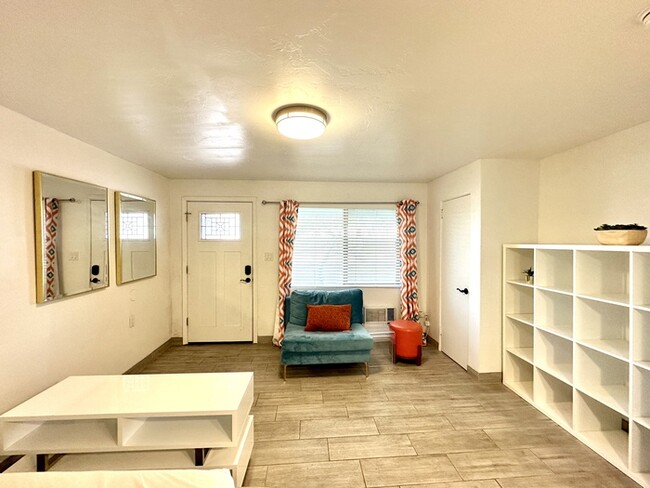 Building Photo - $400 Off First Month's Rent - Furnished St...