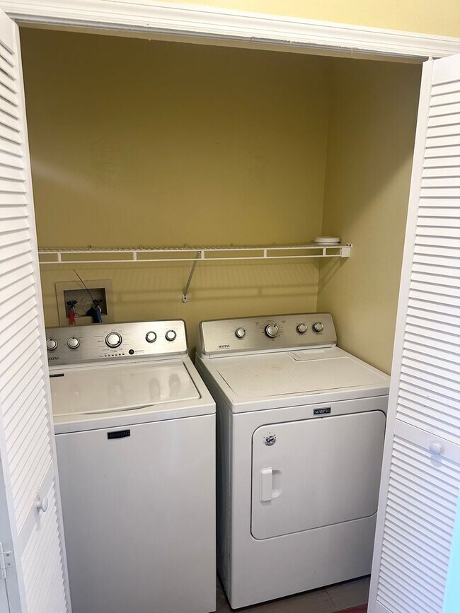 Building Photo - Spacious 3 bedroom condo, perfectly located near shopping & attractions!