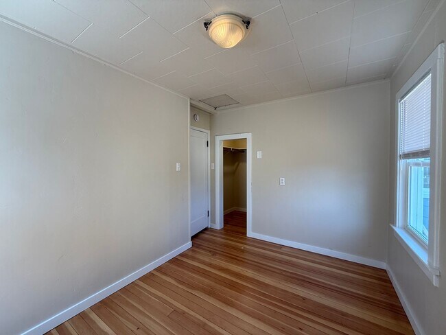 Building Photo - Cute two bedroom cottage in central Ashlan...