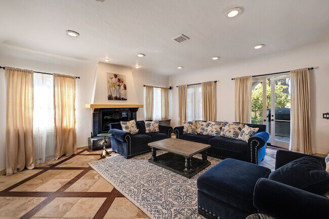 Building Photo - 1809 Palos Verdes Dr W