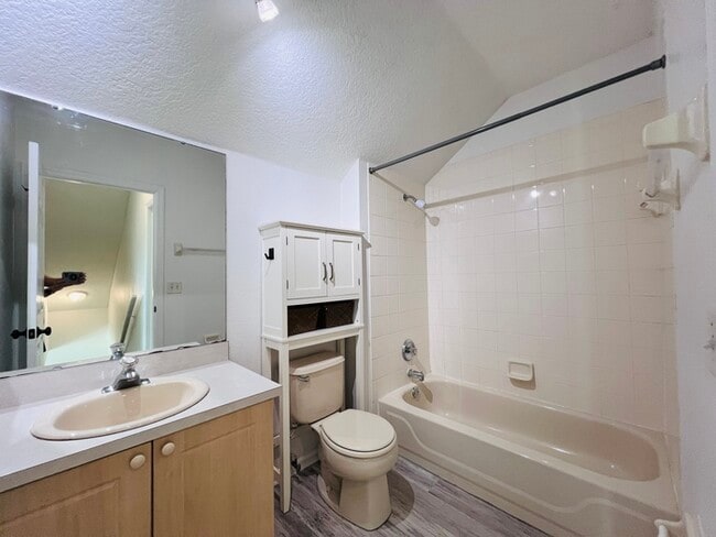 Building Photo - Beautifully Updated 4 bed 2 bath 2 car gar...