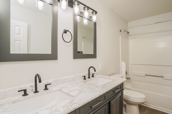 Building Photo - Large 5 Bedroom! $250 off the first full m...