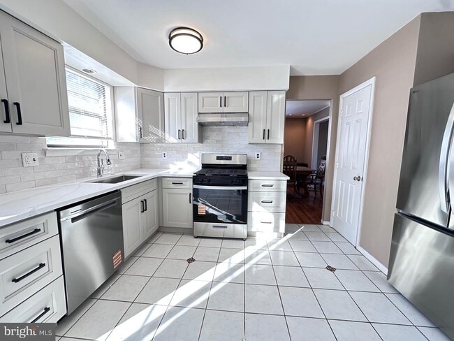 Building Photo - 2 W High Ridge Rd