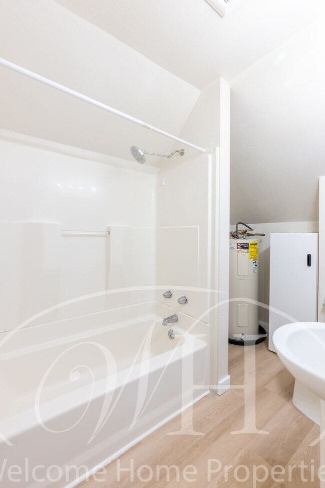 Building Photo - Spacious Attic Apartment Close to WWU