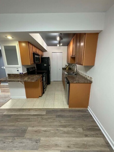 Building Photo - 3094 Plaza Terrace Dr