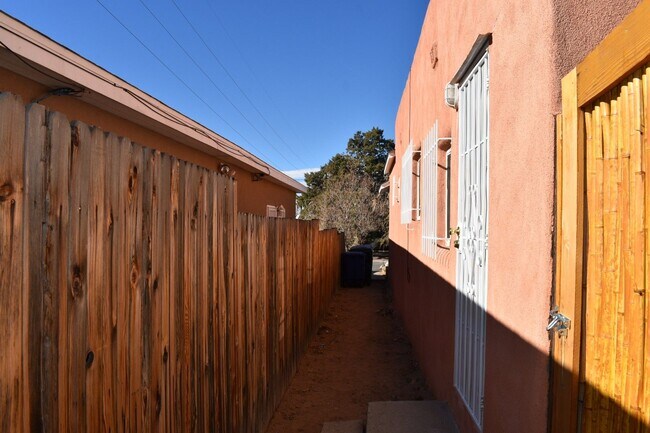 Building Photo - 422 Vassar Dr SE