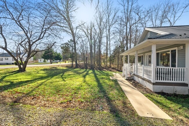 Building Photo - 3-Bedroom in Town of Farmville with One-Le...