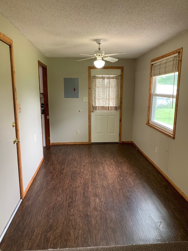 Building Photo - 1818 N Granview Dr