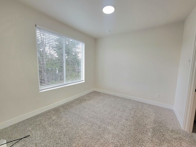 Building Photo - Modern Comfort in the Heart of SE Portland — 3 Bed, 2.5 Bath Home!
