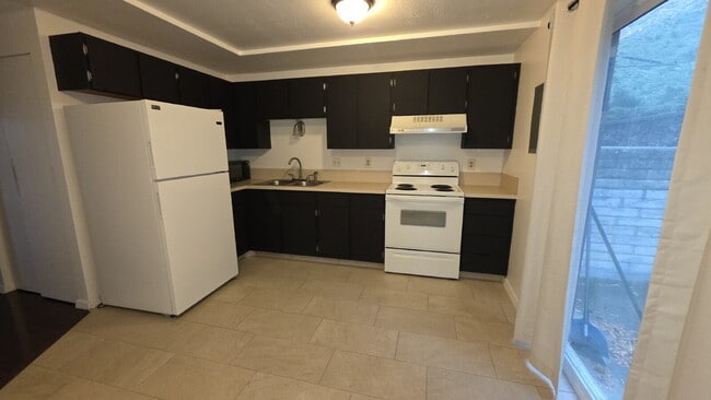 Building Photo - Charming 2-Bed Townhouse with 1.5 Baths in Serene UT Locale