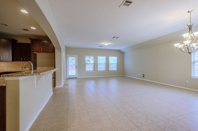 Building Photo - Beautiful & Convenient 3 Bedroom, 2 Bath H...