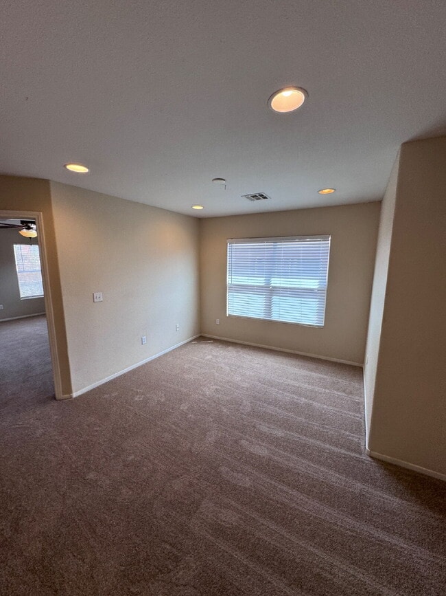Building Photo - 3 bd 2.5 bath with LOFT