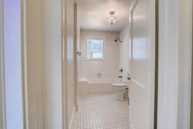 Building Photo - 2536 Dellwood Ave