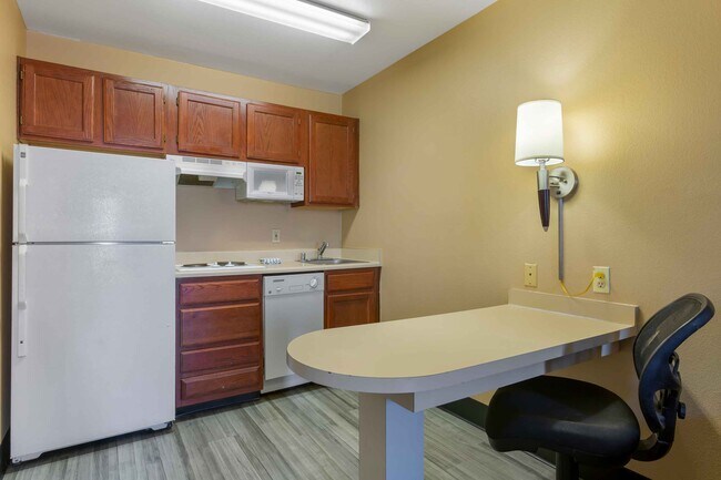 Building Photo - Furnished Studio-Phoenix - Airport - E. Oa...