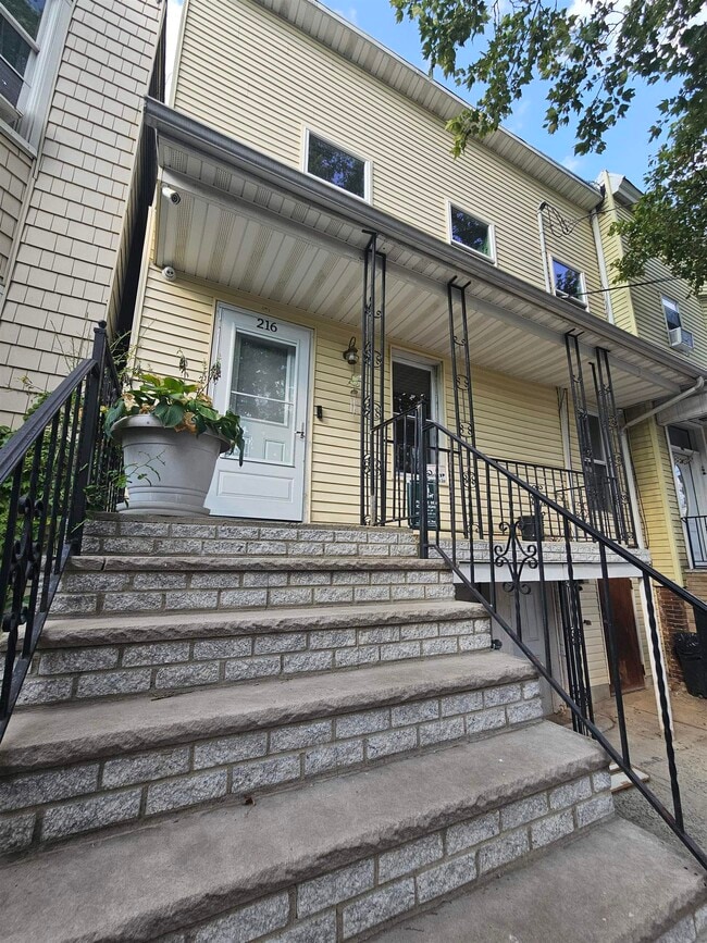 Primary Photo - 216 Hutton St