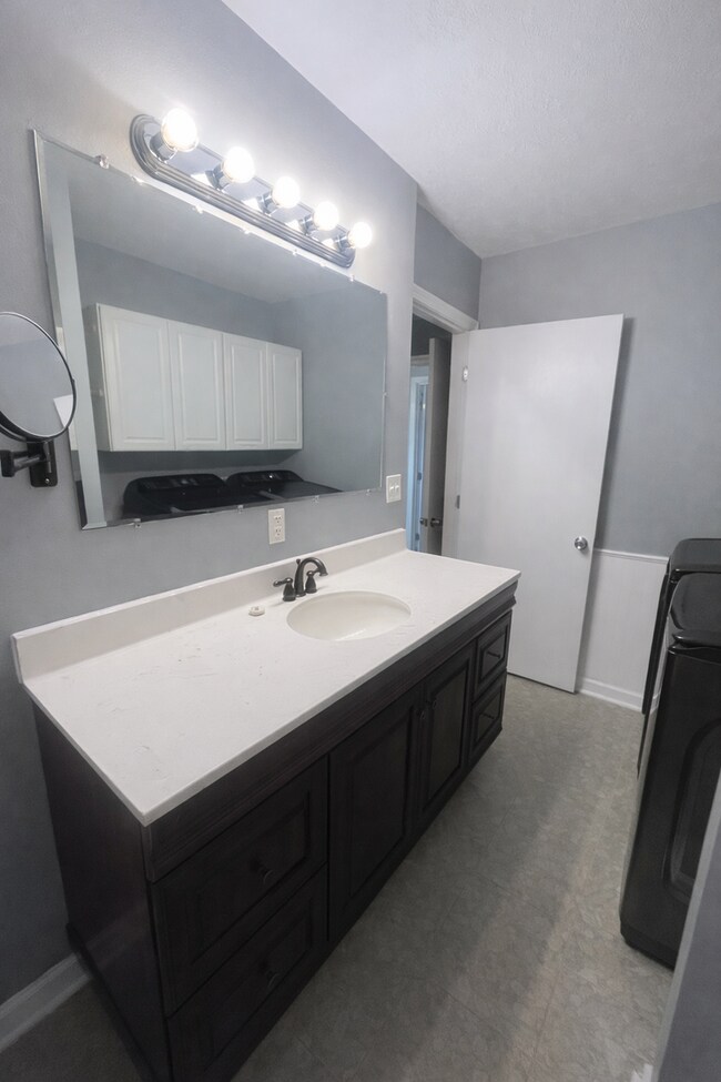 Building Photo - Lovelaceville Road