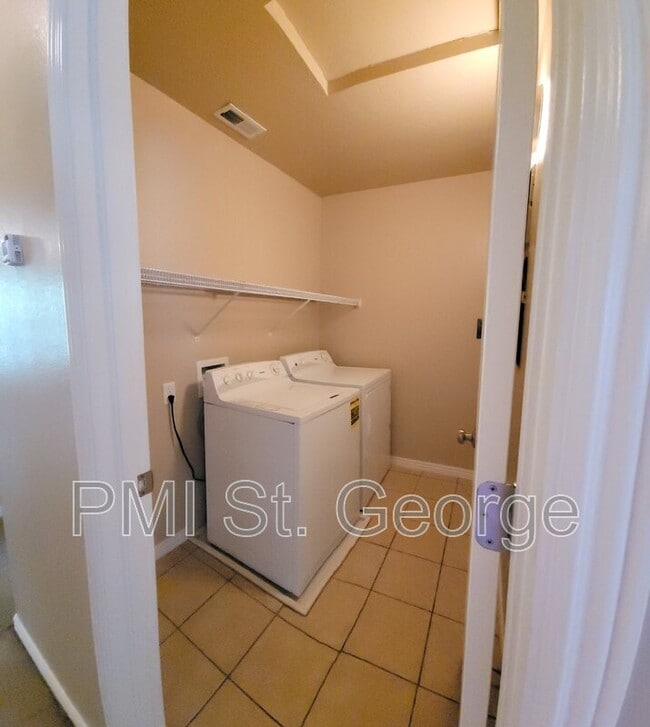 Building Photo - 3155 S Hidden Valley Dr