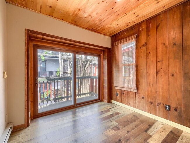 Building Photo - Large 2BR/2BTH house on Penn St!