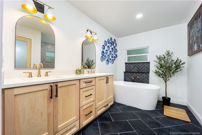 Building Photo - 533 SE Ocean Spray Terrace