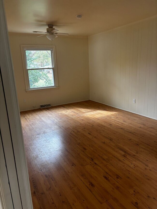 Building Photo - 1042 Barlen Dr