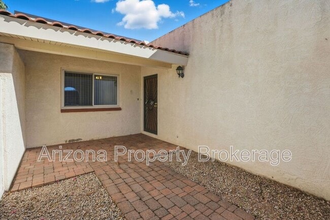 Building Photo - 2192 E Balboa Dr